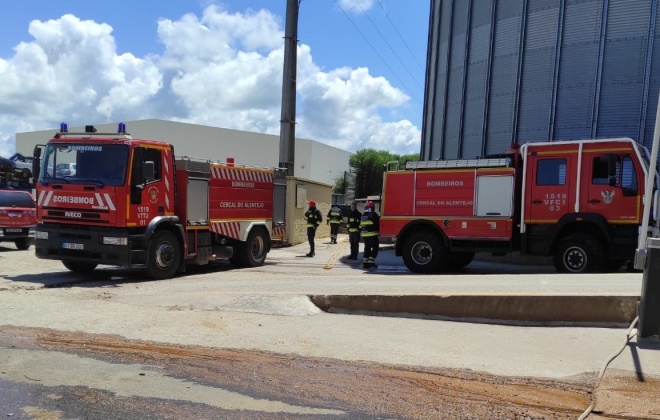 Bombeiros de Cercal do Alentejo combateram incêndio industrial