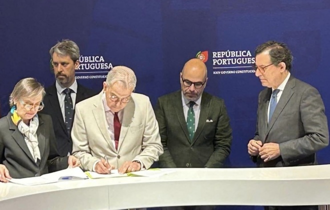 Vítor Proença, assinou o contrato para construção de habitação acessível em Alcácer do Sal