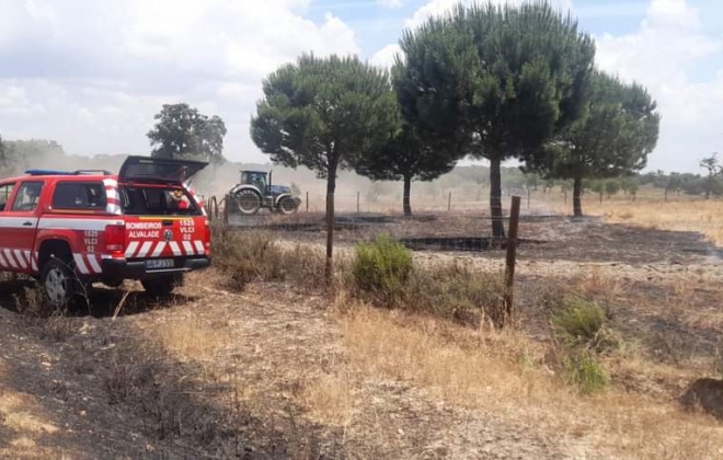 Bombeiros combateram incêndio em Vale de Santiago no concelho de Odemira