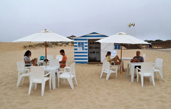 Começou ontem a iniciativa Biblioteca na Praia em Melides e Carvalhal