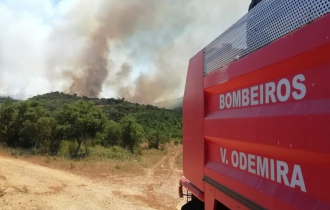 Incêndio destruiu área de mato em Vale de Santiago no concelho de Odemira