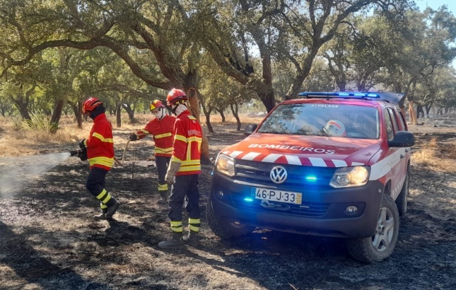 Bombeiros combatem incêndio em Abela no concelho de Santiago do Cacém