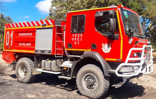 Bombeiros combatem incêndio perto de São Domingos no concelho de Santiago do Cacém