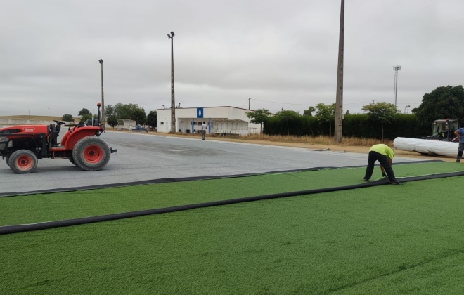 Obras para colocação de relvados sintéticos em Messejana e Ervidel decorrem a bom ritmo