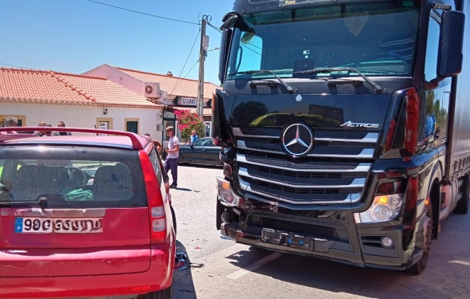 Colisão entre pesado e ligeiro provoca quatro feridos na EN 120 em São Teotónio no concelho de Odemira