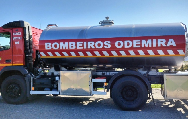 Bombeiros combatem incêndio em Boavista dos Pinheiros no concelho de Odemira