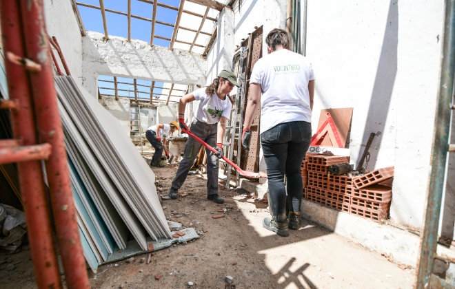 Voluntários da associação Just a Change está a reabilitar quatro casas no concelho de Odemira