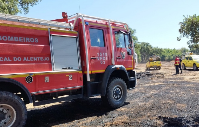 Bombeiros combateram incêndio em Vale de Santiago no concelho de Odemira