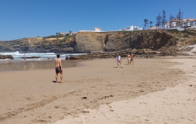 Já foi levantada a restrição a banhos na praia da Zambujeira do Mar em Odemira