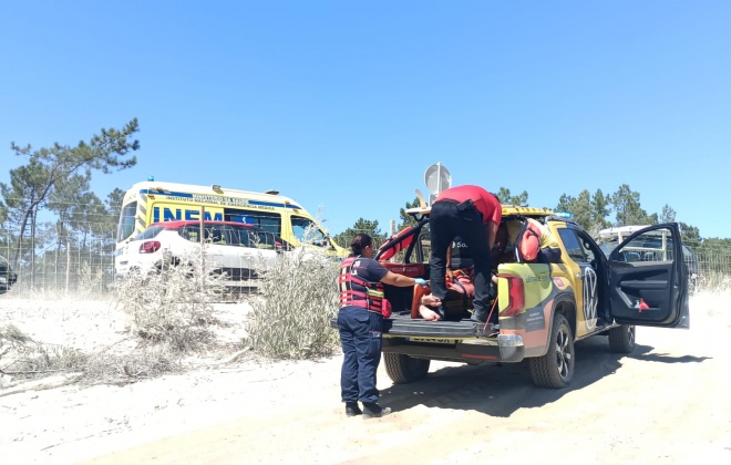 Elementos do Projeto “SeaWatch” e dos Bombeiros de Grândola auxiliaram homem na praia da Aberta Nova em Grândola