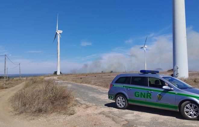 Bombeiros combatem incêndio em Monte Chãos no concelho de Sines