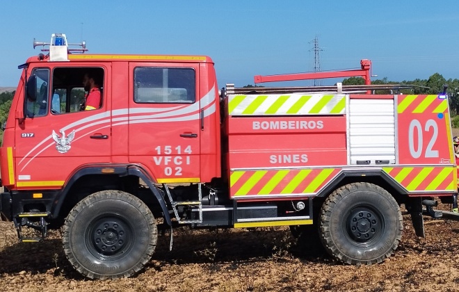 Está dominado o incêndio que deflagrou esta tarde em Monte Chãos no concelho de Sines