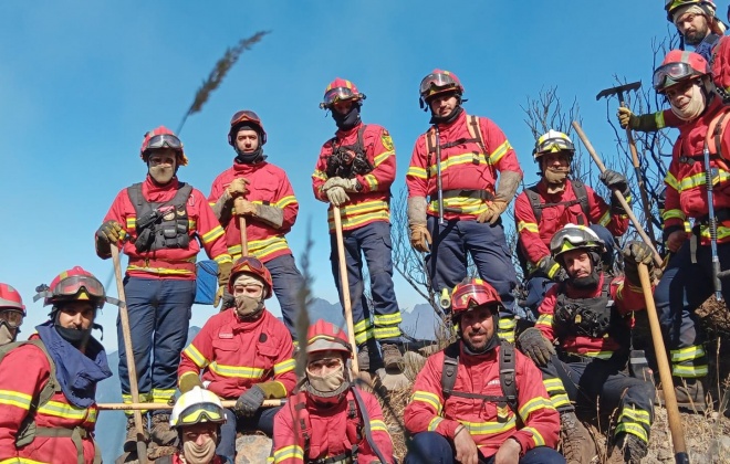 Bombeiros alentejanos a combater o incêndio na Madeira