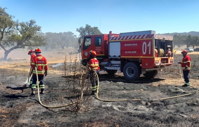 Está em resolução o incêndio que deflagrou esta tarde perto da Abela, Santiago do Cacém