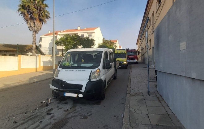 Colisão frontal provoca dois feridos ligeiros em Sines