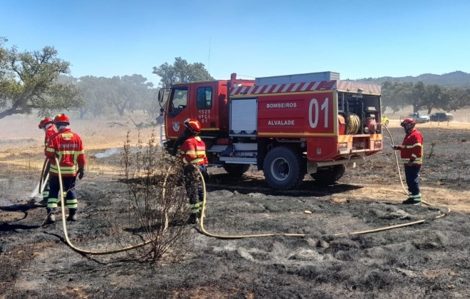 Bombeiros combateram incêndio no Monte do Cardim em Ferreira do Alentejo