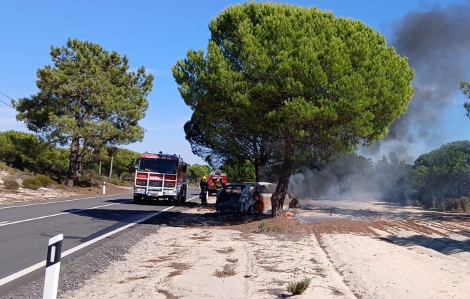 Incêndio destruiu carro na Estrada Nacional 253 no concelho de Alcácer do Sal