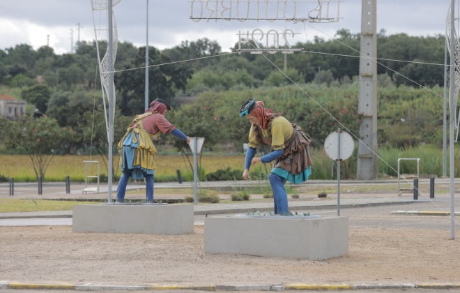 Município coloca esculturas na rotunda da entrada sul da cidade de Alcácer do Sal