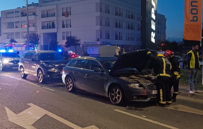 Colisão entre três viaturas provoca dois feridos na cidade de Sines