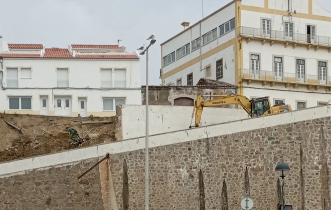 Obra de reconstrução do muro que caiu devido ao mau tempo em Sines vai avançar