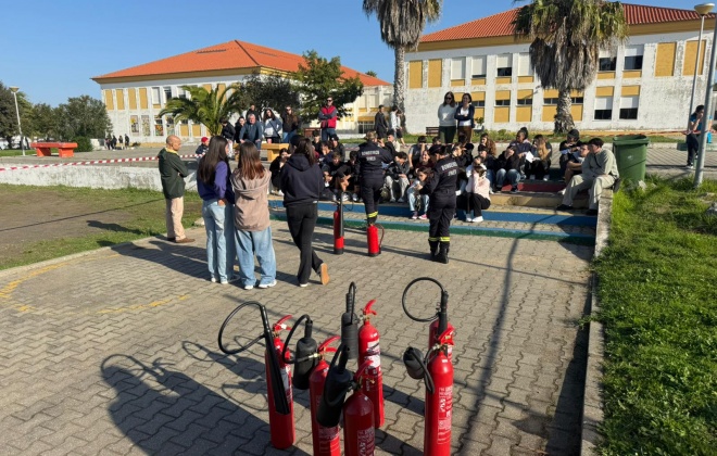 Bombeiros de Sines ensinam estudantes da Escola Poeta Al Berto a usar extintores