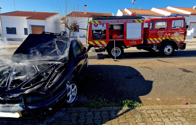 Incêndio consumiu parcialmente uma viatura em Alvalade