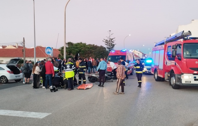 Colisão entre mota e carro provoca um ferido em Sines