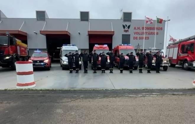 Bombeiros de Sines homenagearam os bombeiros que faleceram