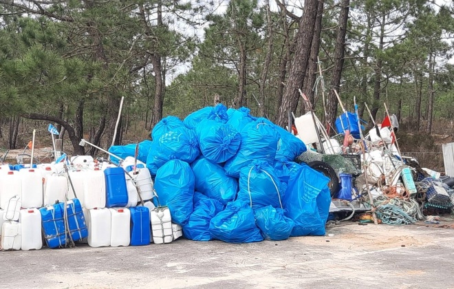 Centenas de bidões de combustível provenientes do tráfico de droga dão à costa entre Sines e Tróia