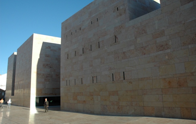 Exposição no Centro de Artes de Sines evoca arquitetos Eduardo Souto de Moura e Álvaro Siza Vieira