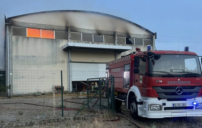 Incêndio provoca danos avultados em armazém na ZIL de Vila Nova de Santo André