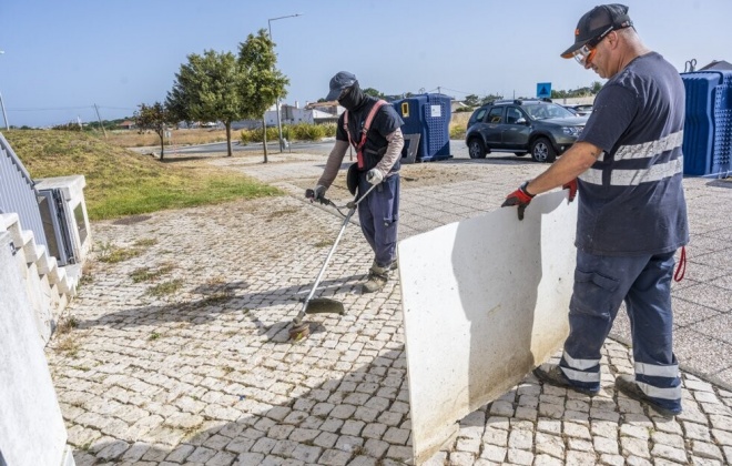 Câmara de Sines iniciou trabalhos de manutenção de espaços públicos
