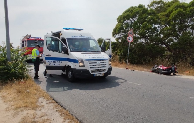 Colisão entre mota e carro provoca um ferido em Sines
