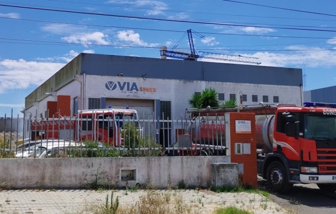 Incêndio provoca danos em duas viaturas que estavam estacionadas numa oficina em Sines