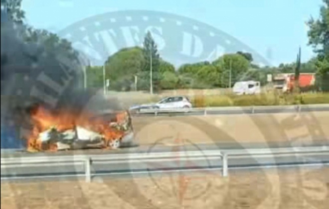 Incêndio destruiu carrinha na A2 em Alcácer do Sal