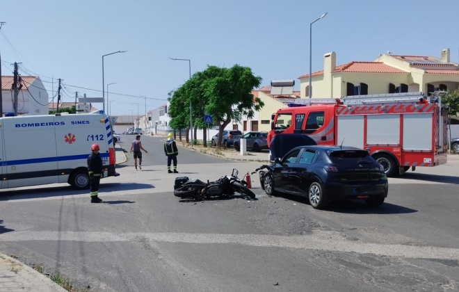 Colisão entre carro e mota provoca um ferido grave em Sines