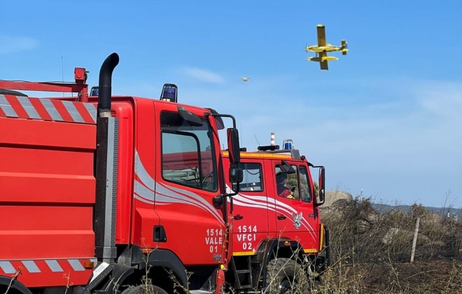 Bombeiros do Litoral Alentejano reforçam combate a incêndio em Messejana no concelho de Aljustrel