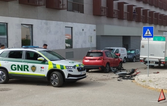 Colisão entre carro e carrinha de mercadorias não provoca feridos em Sines