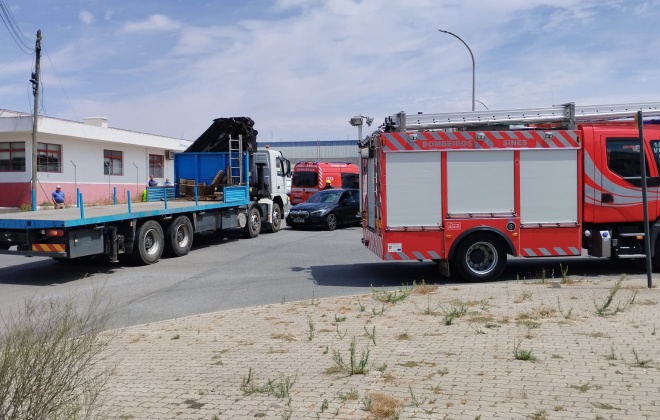 Colisão entre carro e pesado de mercadorias provoca três feridos em Sines