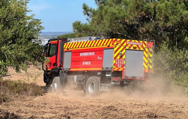 Bombeiros do Litoral Alentejano empenhados no combate a incêndio em Nisa