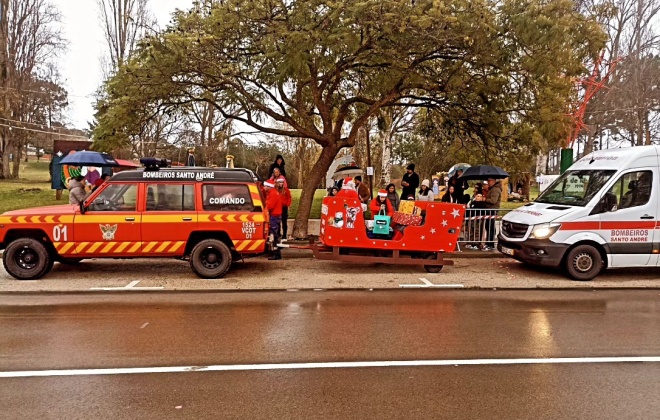 Pai Natal voltou a entregar prendas com a ajuda dos Bombeiros de Santo André