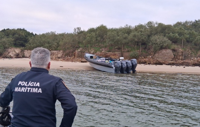 Detetada embarcação de alta velocidade encalhada em Troia