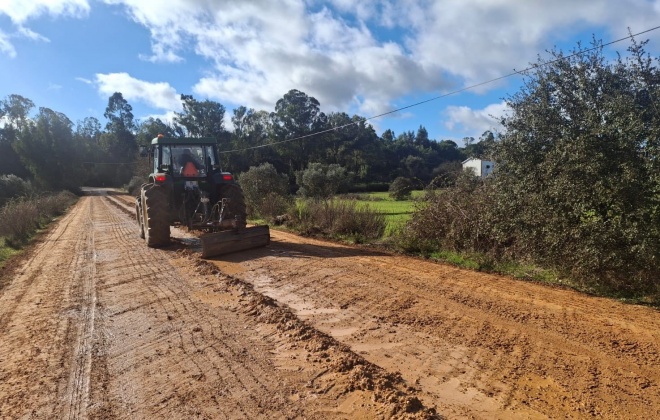Município de Santiago do Cacém intervém no estradão que liga São Domingos a Cercal do Alentejo