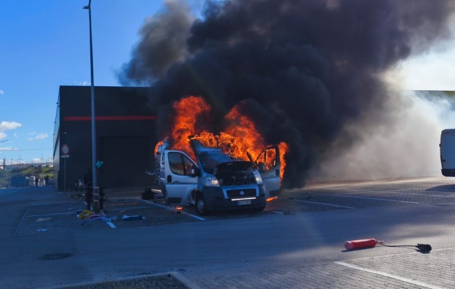 Incêndio consumiu autocaravana no parque de estacionamento do Bricomarché em Sines