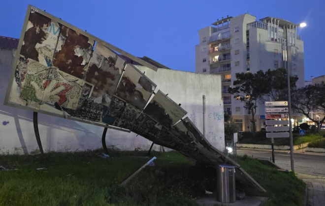 Mau tempo em Sines provoca a queda de árvores e painéis publicitários
