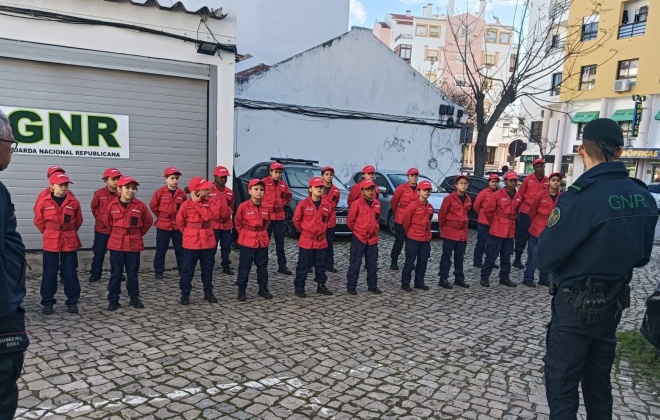 Elementos da Escola de Infantes e Cadetes dos Bombeiros de Sines visitaram o Posto Territorial da GNR de Sines