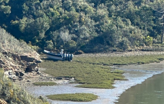 PJ investiga lancha encalhada no rio Mira em Vila Nova de Milfontes