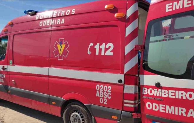 Colisão envolvendo três viaturas provoca um ferido grave em Relíquias no concelho de Odemira