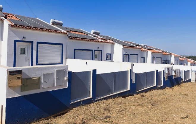 Burocracia mantém fechadas dez casas prontas a habitar há quase dois anos em Azinheira dos Barros (com áudio)