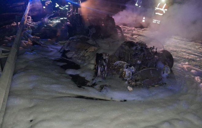 Carro destrutído por incêndio condicionou o trânsito na A2 em Alcácer do Sal